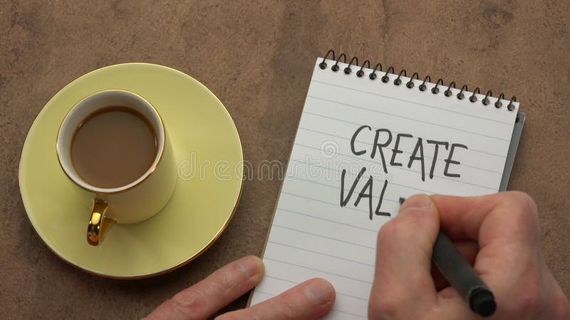 Skapa värde - en hand skriver en anteckning