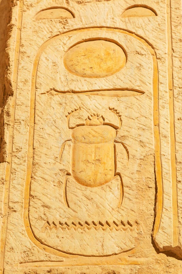 Skarabéhieroglyf i templet av drottningen Hatshepsut fotografering för bildbyråer