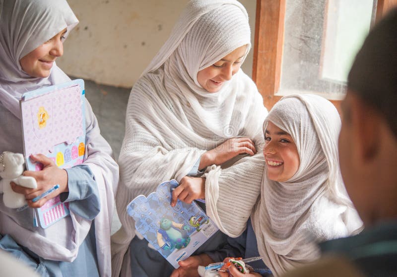 SKARDU, ПАКИСТАН - 18-ОЕ АПРЕЛЯ: Неопознанные дети в деревне на юге Skardu учат в классе стоковое изображение rf SKARDU, ПАКИСТАН - 18-ОЕ АПРЕЛЯ: Неопознанные дети в деревне на юге Skardu учат в классе стоковое изображение rf