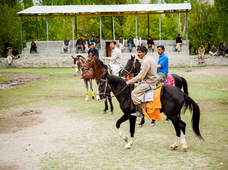 SKARDU, ПАКИСТАН - 18-ОЕ АПРЕЛЯ: Неопознанный человек 2 в деревне на юге Skardu, спичке поло 18-ого апреля 2015 в Skardu, стоковые фотографии rf SKARDU, ПАКИСТАН - 18-ОЕ АПРЕЛЯ: Неопознанный человек 2 в деревне на юге Skardu, спичке поло 18-ого апреля 2015 в Skardu, стоковые фотографии rf