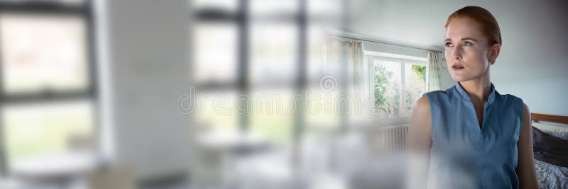 Skarp kvinna som tänker vid fönstret med övergång arkivfoto
