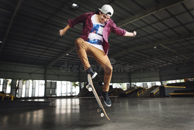 Skateboard fahren Praxis-Freistil-des extremen Sport-Konzeptes