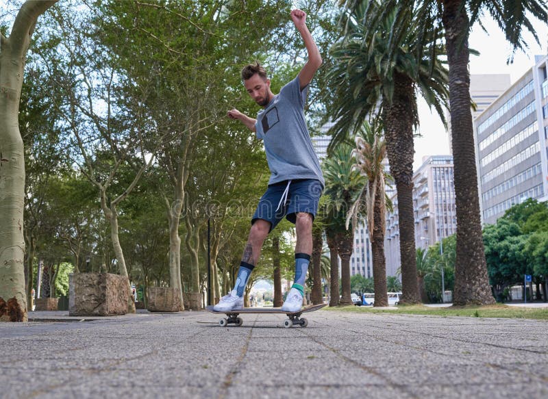Skateboard fitness et urbain avec l'homme en ville pour la culture sports extrêmes et le tour. Hobby et ligue de rue photographie stock