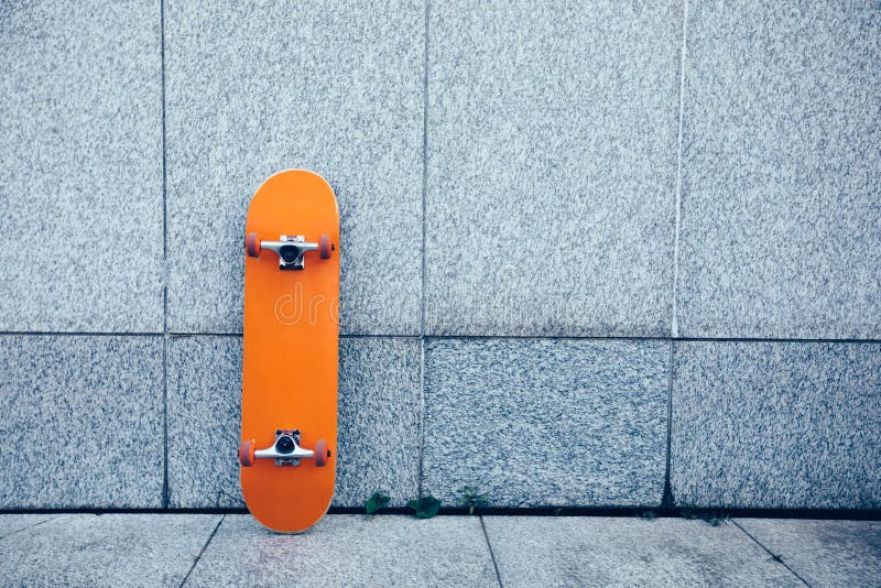 maximaliseren Belichamen Stal Skateboard tegen muur stock afbeelding. Image of tegen - 57846353