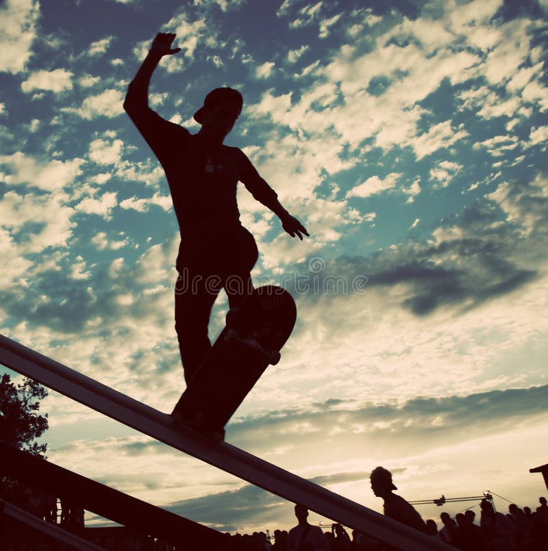 Skateboarder die een diatruc doen royalty-vrije stock afbeelding Skateboarder die een diatruc doen royalty-vrije stock afbeelding