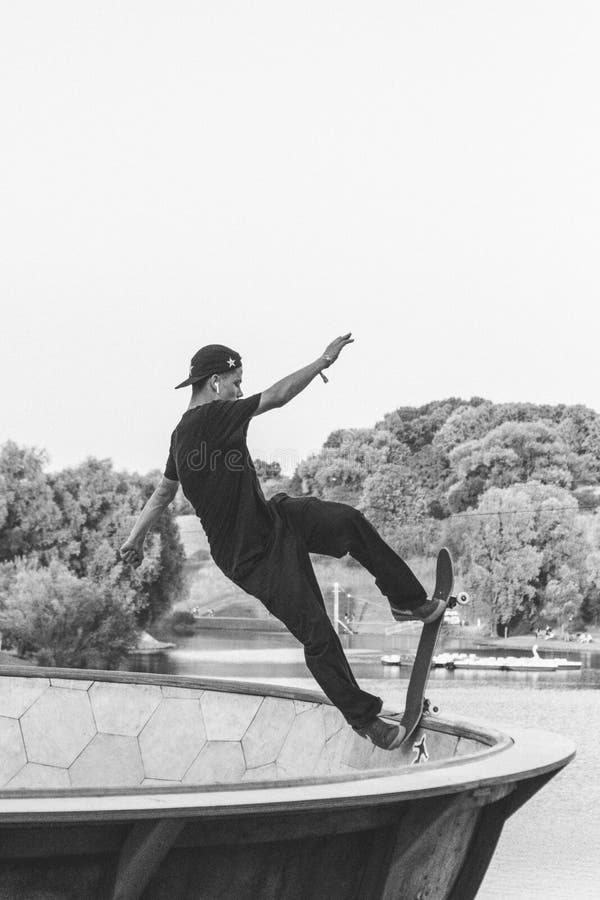 Skateboarder die een truc in zwart-wit doen stock afbeeldingen Skateboarder die een truc in zwart-wit doen stock afbeeldingen