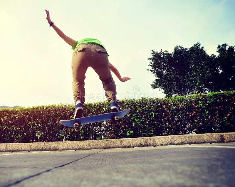 Download Skateboarder Met Een Skateboard Rijdend Bij Stad Stock Foto - Afbeelding bestaande uit extreem, bewolkt: 54078646