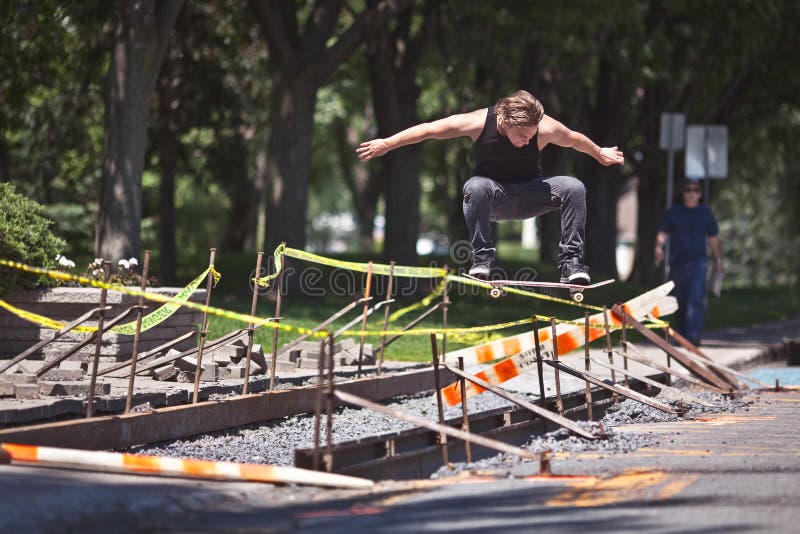 Skateboarder που κάνει ένα τέχνασμα Ollie πέρα από την κατασκευή στοκ φωτογραφία με δικαίωμα ελεύθερης χρήσης Skateboarder που κάνει ένα τέχνασμα Ollie πέρα από την κατασκευή στοκ φωτογραφία με δικαίωμα ελεύθερης χρήσης