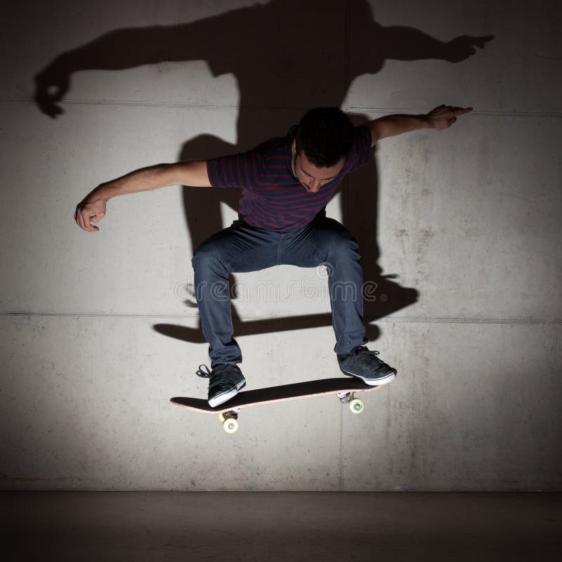 Skateboardfahrer, der einen Skateboardtrick tut stockfotos Skateboardfahrer, der einen Skateboardtrick tut stockfotos