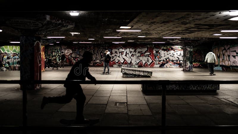 Skateboarding allo skatepark, ombra nera fotografia stock Skateboarding allo skatepark, ombra nera fotografia stock