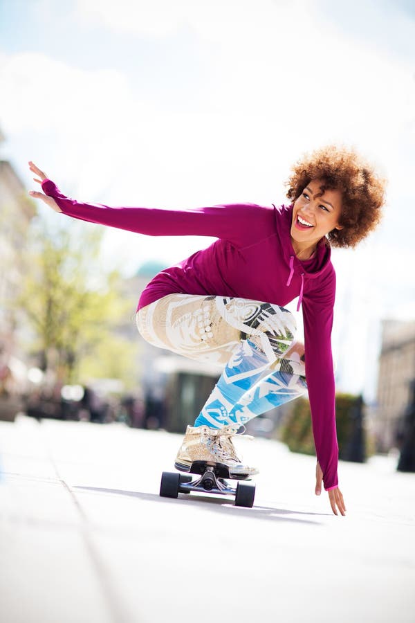 Skateboarding da jovem mulher imagem de stock Skateboarding da jovem mulher imagem de stock