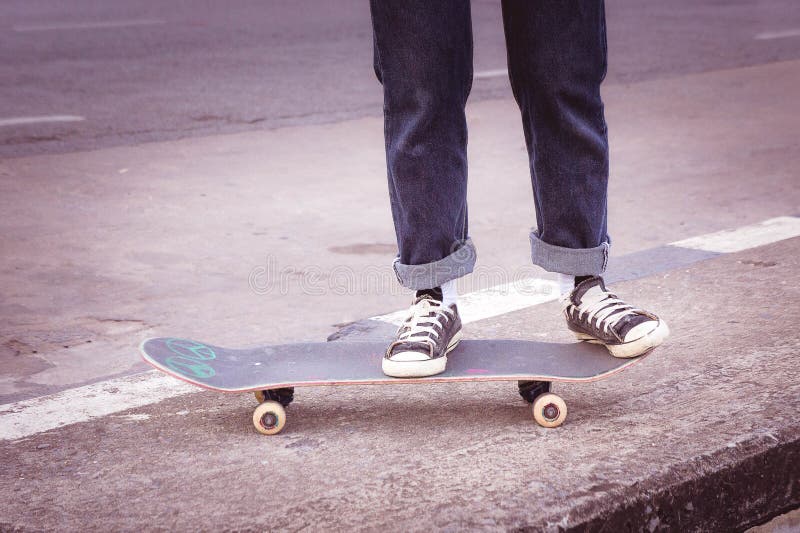 Skateboarding del skateboarder alla città sulla via immagini stock Skateboarding del skateboarder alla città sulla via immagini stock