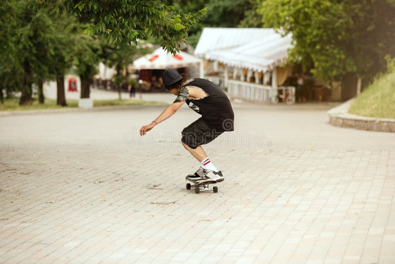 Skater que faz um truque na rua da cidade cloudly no dia fotos de stock royalty free Skater que faz um truque na rua da cidade cloudly no dia fotos de stock royalty free
