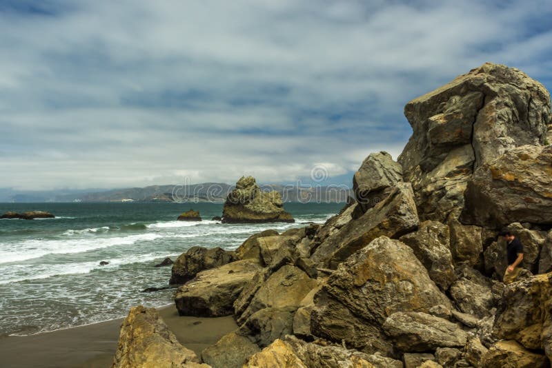 Skały na plaży blisko San Fransisco obraz stock Skały na plaży blisko San Fransisco obraz stock