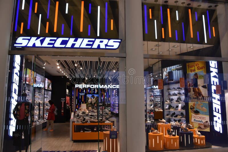 Doncella Turismo juego Skechers Store at Oculus of the Westfield World Trade Center Transportation  Hub in New York Editorial Photography - Image of metro, dining: 148000577