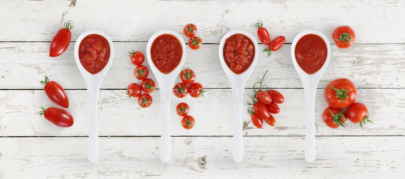 Sked för tomatsås med tomater och basilika som isoleras på träwh arkivfoton