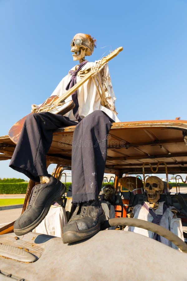 Skelet met gitaar over de auto royalty-vrije stock afbeeldingen Skelet met gitaar over de auto royalty-vrije stock afbeeldingen