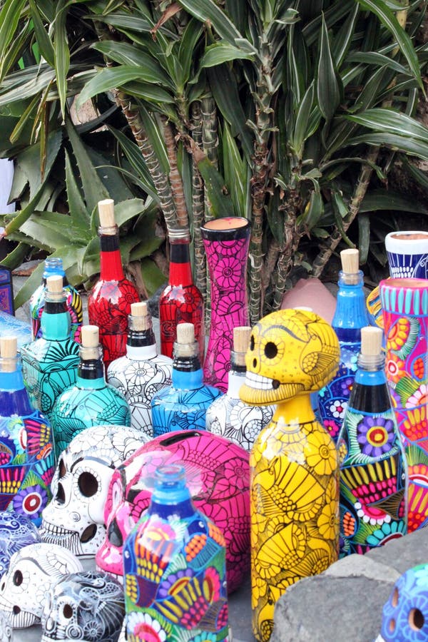 Skelett- flaska för mexicanska skallar, maskeringar av djur, dias de los muertos dag av den döda döden royaltyfria foton Skelett- flaska för mexicanska skallar, maskeringar av djur, dias de los muertos dag av den döda döden royaltyfria foton