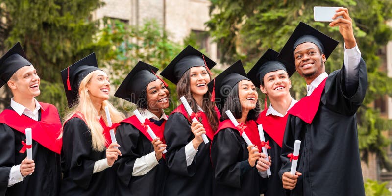 Skenbar grupp av studenter som tar selfie på smartphone royaltyfri fotografi