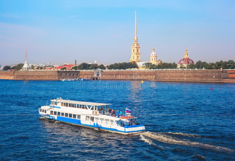 Skeppet seglar längs Neva River nära Peter och Paul Fortress arkivfoto Skeppet seglar längs Neva River nära Peter och Paul Fortress arkivfoto
