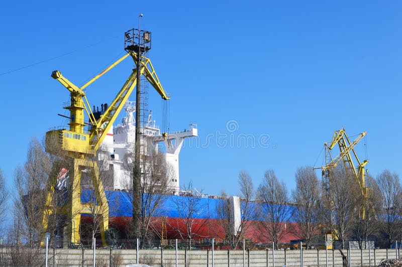 Skeppsvarven av DAEWOO Mangalia tung industri i Mangalia royaltyfri foto Skeppsvarven av DAEWOO Mangalia tung industri i Mangalia royaltyfri foto