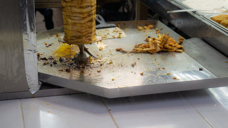 Café shawarma de rua com espetos de frango e carne