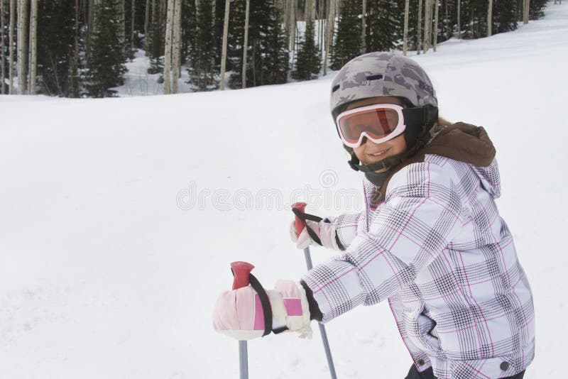 Ski de jeune fille à une station de sports d'hiver photo libre de droits Ski de jeune fille à une station de sports d'hiver photo libre de droits