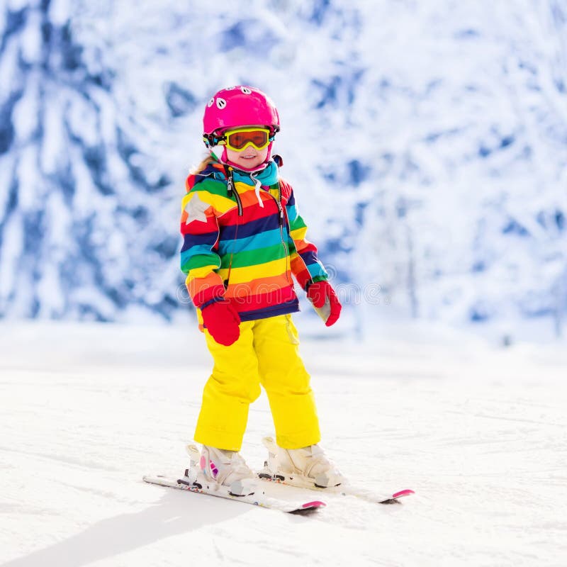 Ski De Petite Fille Dans Les Montagnes Image stock Image du autriche