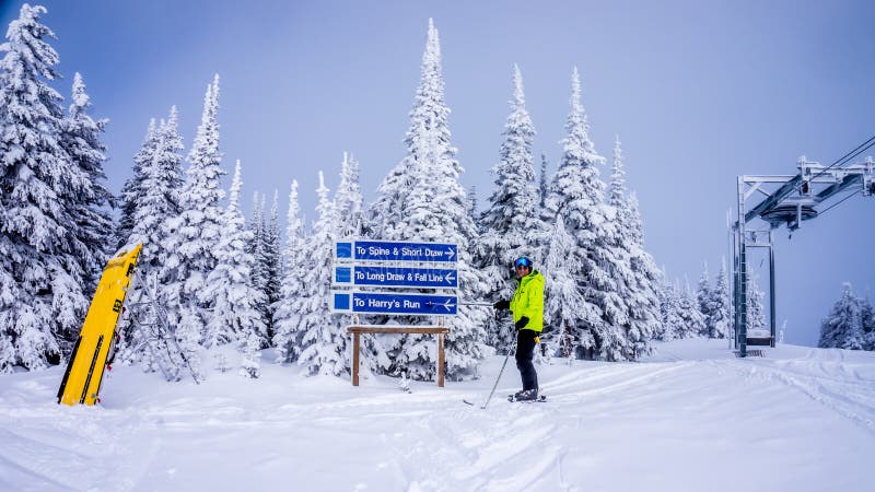 Ski de skieur d'homme supérieur dans le secteur alpin élevé de ski de cuvette occidentale aux crêtes de Sun photos libres de droits Ski de skieur d'homme supérieur dans le secteur alpin élevé de ski de cuvette occidentale aux crêtes de Sun photos libres de droits