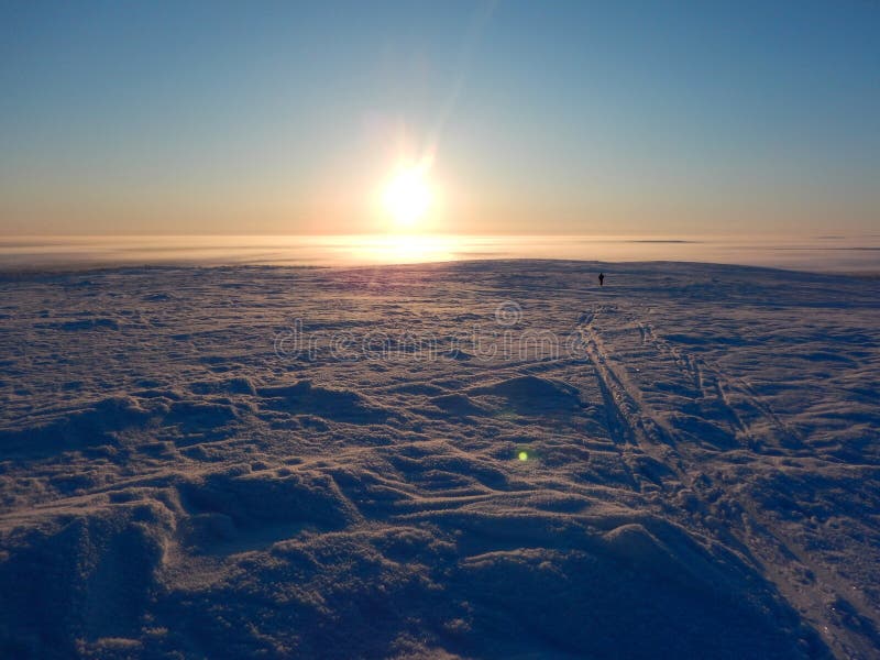 Ski?en het in het hele land in de noordelijke mooie aard van Lapland royalty-vrije stock afbeelding Ski?en het in het hele land in de noordelijke mooie aard van Lapland royalty-vrije stock afbeelding