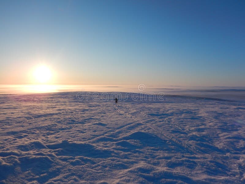 Ski?en het in het hele land in de noordelijke mooie aard van Lapland royalty-vrije stock fotografie Ski?en het in het hele land in de noordelijke mooie aard van Lapland royalty-vrije stock fotografie