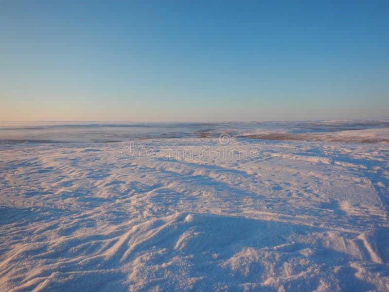 Ski?en het in het hele land in de noordelijke mooie aard van Lapland royalty-vrije stock afbeeldingen Ski?en het in het hele land in de noordelijke mooie aard van Lapland royalty-vrije stock afbeeldingen