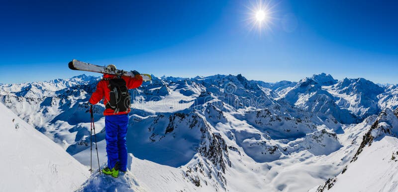 Ski fahren mit erstaunlicher Ansicht von Schweizer berühmten Bergen in schönem Winterschnee Mt-Fort Das Matterhorn und das Einbuc lizenzfreie stockfotografie Ski fahren mit erstaunlicher Ansicht von Schweizer berühmten Bergen in schönem Winterschnee Mt-Fort Das Matterhorn und das Einbuc lizenzfreie stockfotografie