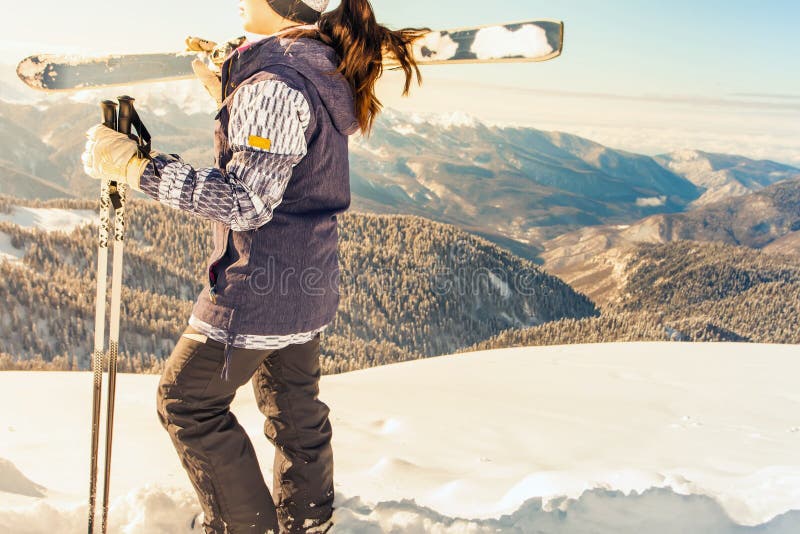 ski Femme heureuse de sport en montagnes neigeuses photos stock ski Femme heureuse de sport en montagnes neigeuses photos stock
