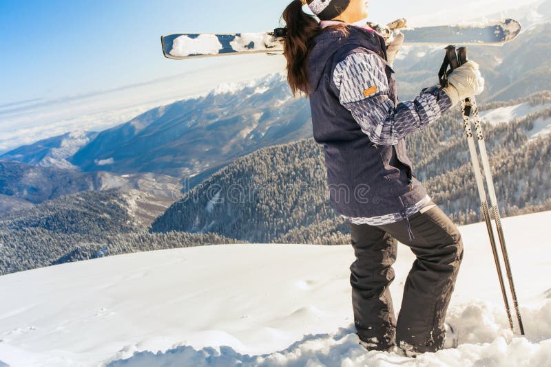 ski Femme heureuse de sport en montagnes neigeuses images stock ski Femme heureuse de sport en montagnes neigeuses images stock