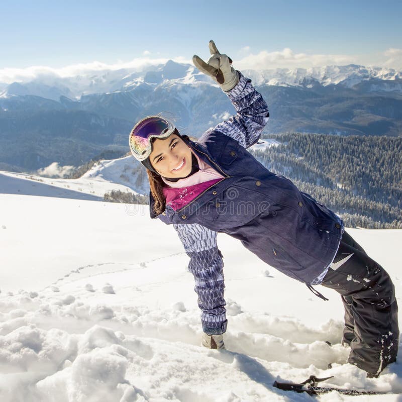 ski Femme heureuse de sport en montagnes neigeuses photos stock ski Femme heureuse de sport en montagnes neigeuses photos stock