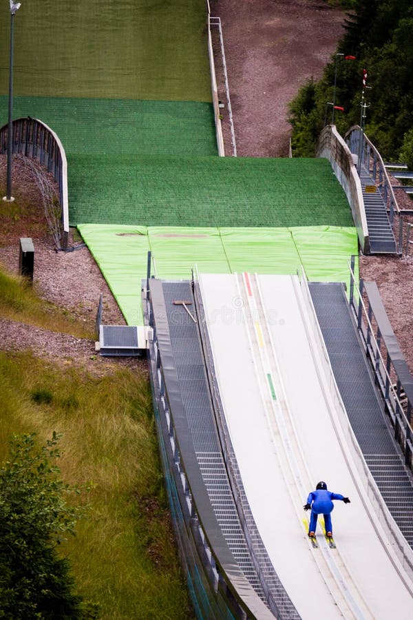 Ski Jumper na decolagem imagem de stock Ski Jumper na decolagem imagem de stock