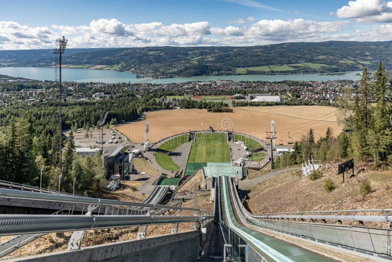 Ski Jumping Springboard a Lillehammer Panorama del ` s di Lillehammer La Norvegia, Oppland, Lillehammer fotografia stock Ski Jumping Springboard a Lillehammer Panorama del ` s di Lillehammer La Norvegia, Oppland, Lillehammer fotografia stock