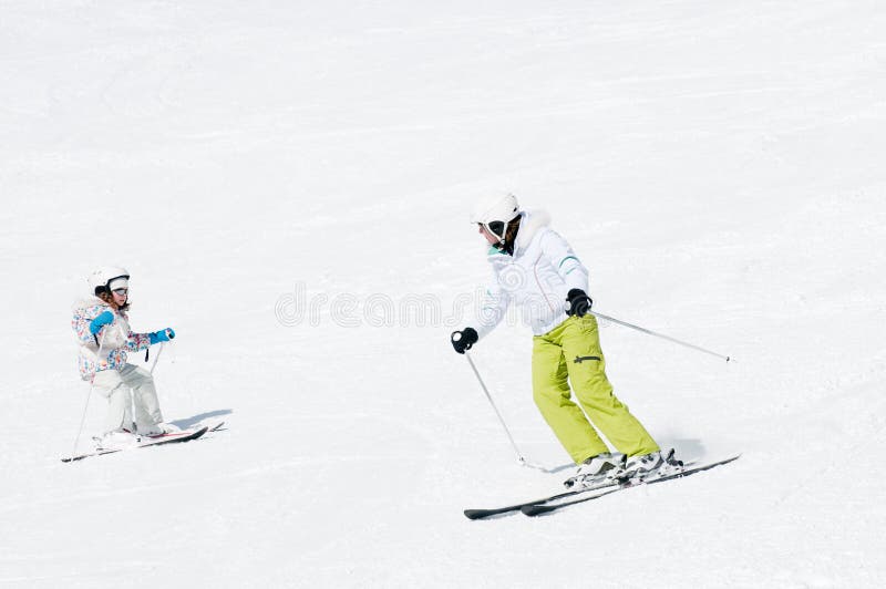 Madre sobre el esquiar.