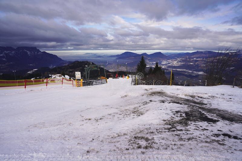Ski lift on the top of ramsau in germany panorama street at photos libres de droits