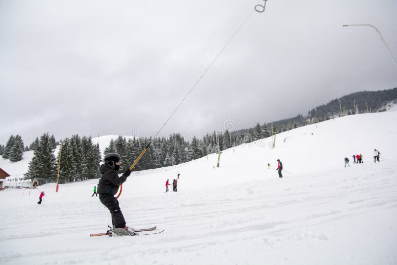 Ski opleiding voor de jonge geitjes in de wintertijd in Roemenië royalty-vrije stock fotografie Ski opleiding voor de jonge geitjes in de wintertijd in Roemenië royalty-vrije stock fotografie