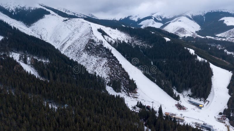 Lyžiarske stredisko Jasná Slovensko horský letecký dron pohľad zhora