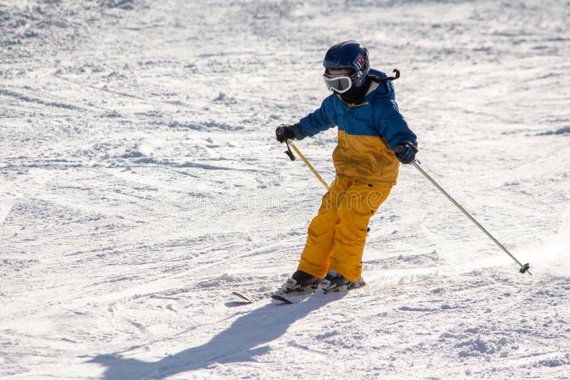 Ski, sneeuw, zon en pret met jonge geitjes op een sneeuwspoor, kind op ski royalty-vrije stock afbeeldingen Ski, sneeuw, zon en pret met jonge geitjes op een sneeuwspoor, kind op ski royalty-vrije stock afbeeldingen