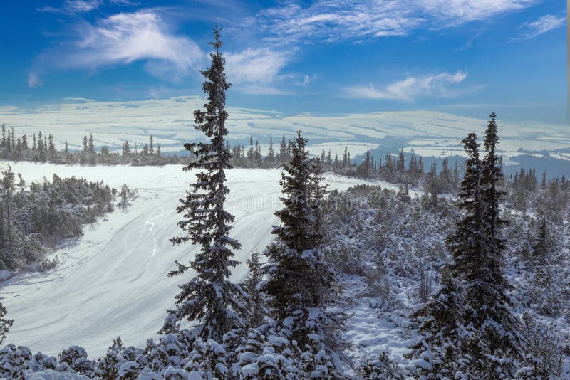 Lyžiarska trať na vrchole hory s výhľadom do údolia