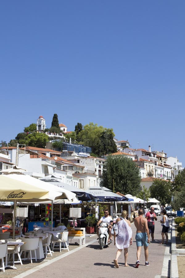 Skiathos schronienie z Agios Nikolaos kościół i Zegarowy wierza na wzgórzu, Skiathos miasteczko, Grecja, zdjęcie royalty free Skiathos schronienie z Agios Nikolaos kościół i Zegarowy wierza na wzgórzu, Skiathos miasteczko, Grecja, zdjęcie royalty free