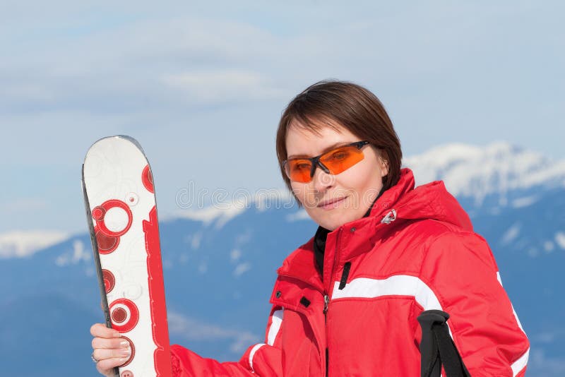 skidar den positiva semesterorten för ståenden kvinnabarn royaltyfri fotografi skidar den positiva semesterorten för ståenden kvinnabarn royaltyfri fotografi