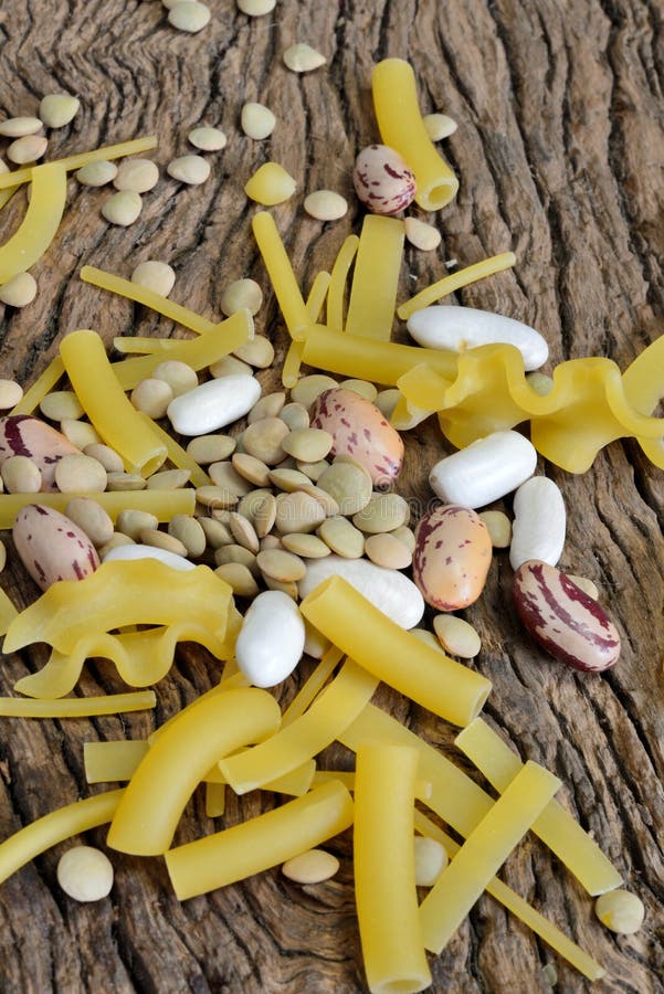 Skidfrukter och pasta royaltyfria foton