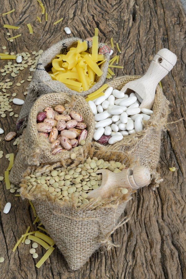 Skidfrukter och pasta royaltyfri bild