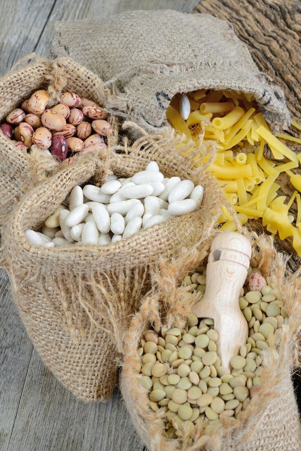 Skidfrukter och pasta royaltyfria foton