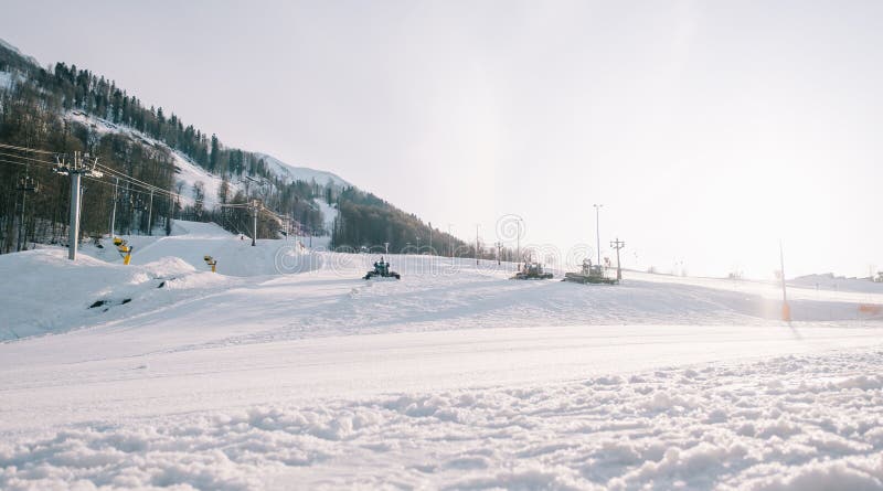 Skidrumpa med snowkatter under iordningställandet av spår för skidåkare och snowboarders. royaltyfri foto Skidrumpa med snowkatter under iordningställandet av spår för skidåkare och snowboarders. royaltyfri foto